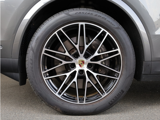 21インチ RS Spyder Design ホイール、アーチ エクステンション（エクステリア同色）付き