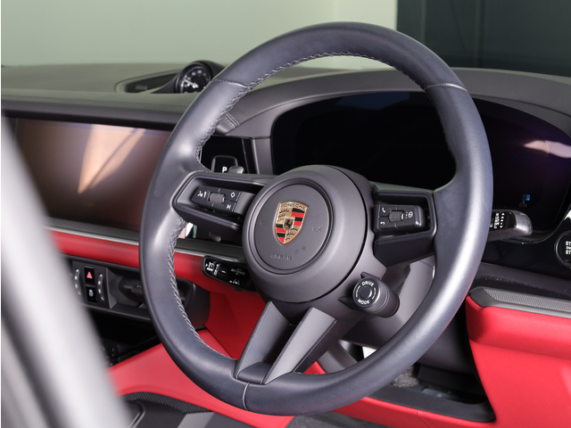ステアリングヒーターが冬場の運転を快適に。手元から温かさを提供し、より快適なドライブをサポートします。
