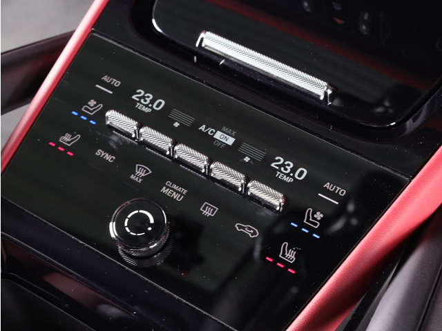3段階に調節可能なシートヒーター＆シートベンチレーション搭載です。 冬は暖かく夏は涼しく、季節を問わず快適なドライブを提供いたします。