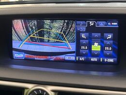 【バックカメラ】駐車時に後方がリアルタイム映像で確認できます。大型商業施設や立体駐車場での駐車時や、夜間のバック時に大活躍！運転スキルに関わらず、今や必須となった装備のひとつです！