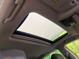 【サンルーフ】開放感たっぷりの希少装備、サンルーフが装着されています！車内に明かりを取り入れたり景色を楽しむ以外にも、車内の空気も簡単に換気できて快適です！