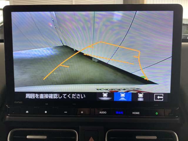 バックギアに入れるだけで自動でリヤカメラに切り替わります！車庫入れやバックが苦手な方にオススメ！