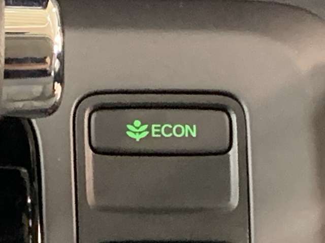 ご存知ECONスイッチを装備！エアコンとパワー出力を抑えてよりエコなドライブを可能にする魔法のスイッチです！