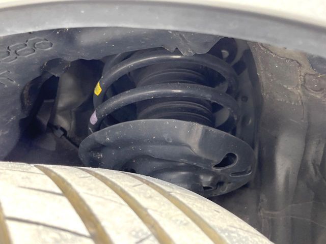お車を安心してお乗りいただく為には、足回りの定期点検が欠かせません。サービスサポート（有償保証）では無料点検もご提供しており、安心のカーライフをお過ごしいただけるサポート体制が整っています。