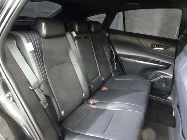 ゆとりある広々とした車内空間は、ドライブを始め買い物やレジャーなど、幅広く活躍します。一人でもみんなとでもお出かけを楽しみましょう！