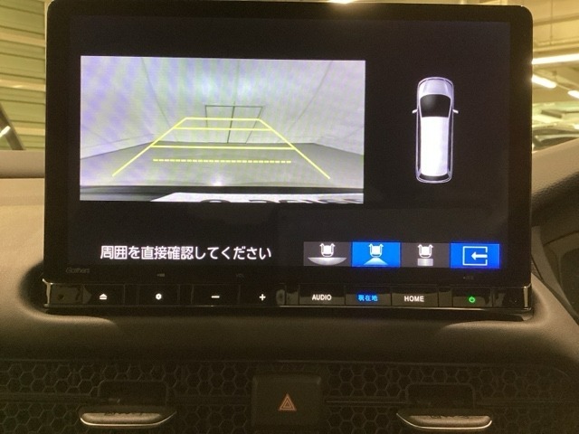 バックでの車庫入れも安心です！　リアカメラが付いているバックモニター付のナビを装備しております。操作線もついており距離感も画面から確認できます。