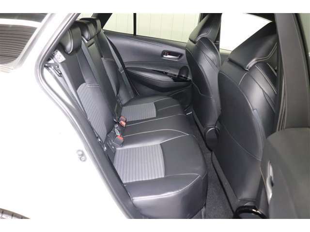 後席シートは分割可倒式。乗せる荷物や乗車人数に合わせて片側ずつ倒すことが出来ます。