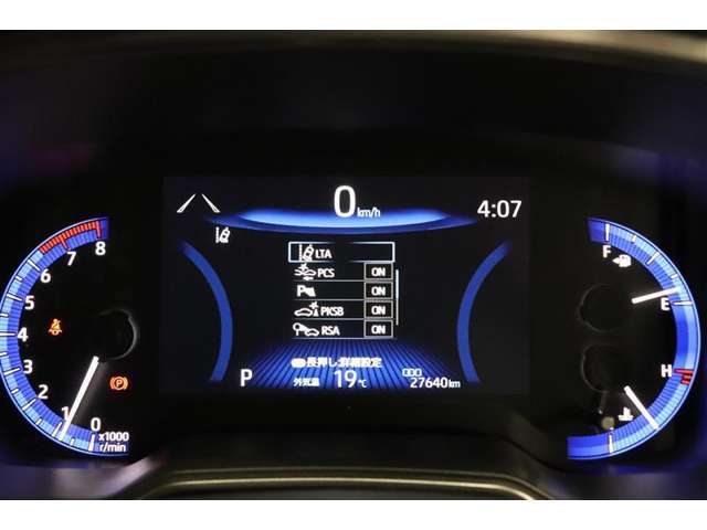 気になる燃費など様々な情報を表示してくれるインフォメーションディスプレイ付きのODOメーター。