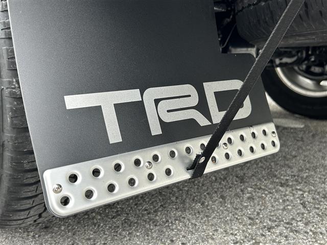 【TRDマッドフラップ】主に車輪から飛び散る泥や砂利、小石などを車体や他の車両に飛び散るのを防ぐ効果があります。