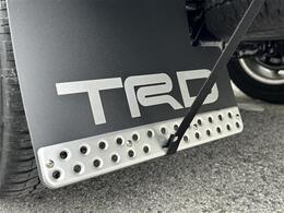 【TRDマッドフラップ】主に車輪から飛び散る泥や砂利、小石などを車体や他の車両に飛び散るのを防ぐ効果があります。