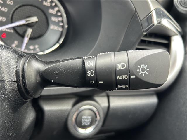 【オートライトシステム】車外の環境に合わせてライトを点灯します。トンネル入り口では瞬時に点灯するなど、点灯、消灯を車外の明るさに応じて行います。