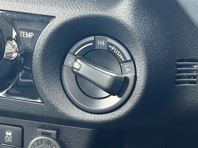 【4WD　MODE/スイッチ】必要に応じてそれぞれのモードに切り替えていきます。悪路や高速道路などパワーが必要なところは4WDで。街乗りなどは2WDで。用途によって切り替えられて便利です。
