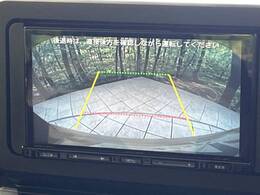 【バックカメラ】駐車時に後方がリアルタイム映像で確認できます。大型商業施設や立体駐車場での駐車時や、夜間のバック時に大活躍！運転スキルに関わらず、今や必須となった装備のひとつです！