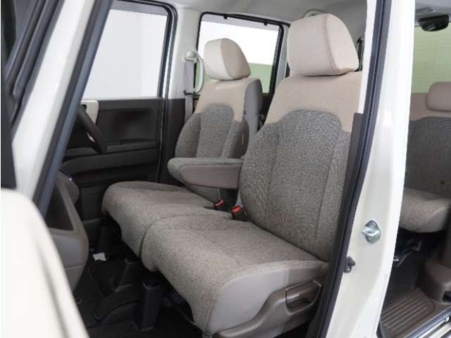 運転席と助手席は足元が繋がっているので自由に行き来しやすいので駐車場が狭いときでも助手席側からスムーズに乗り降りできて便利！