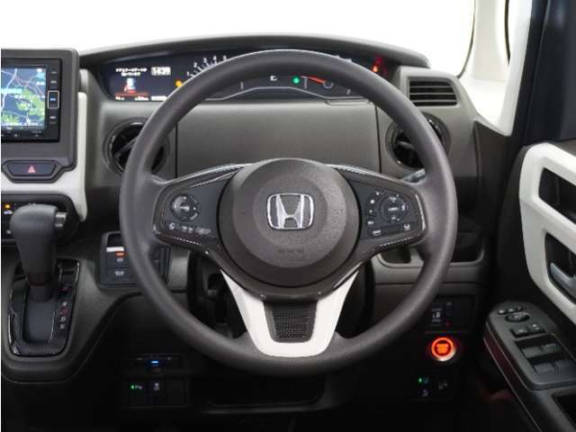 【Honda SENSING】 カメラ等装置で精度の高い検知能力を発揮、安全運転を支援します。ステアリング上のコントローラーに注目！