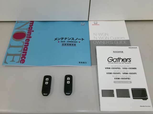 メンテナンスノート・取扱説明書及びナビゲーションの説明書が揃っております。　スマートキーレスのリモコンが2個付いておりますので便利です。