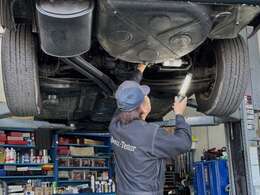 納車前に法定点検を実施します。また法定点検の項目には無いコンピューター診断やオーディオ等電装部品の点検も併せて実施します。点検時にはエンジンオイル・オイルエレメント交換工賃ウォッシャー液補充を無料