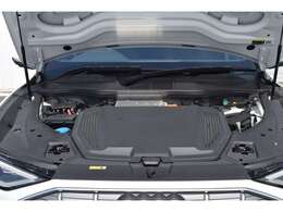 フロント部分には、充電ケーブルを収納するスペースがあります。