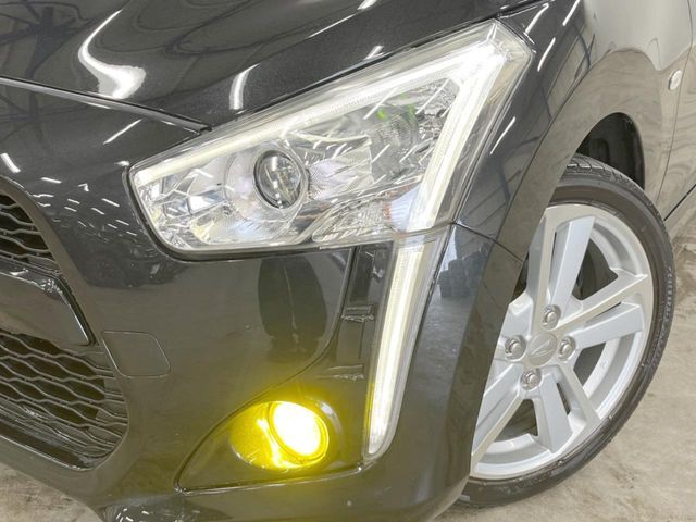 【LEDヘッドライト】悪天候や夜間走行時も良好な視界を確保し安心して運転できる高輝度LEDヘッドライトを装備！点灯速度が早く、消費電力も抑えられています。
