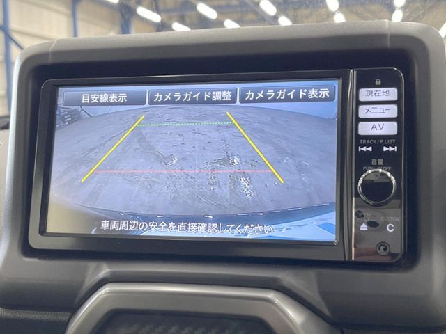 【バックカメラ】駐車時に後方がリアルタイム映像で確認できます。大型商業施設や立体駐車場での駐車時や、夜間のバック時に大活躍！運転スキルに関わらず、今や必須となった装備のひとつです！
