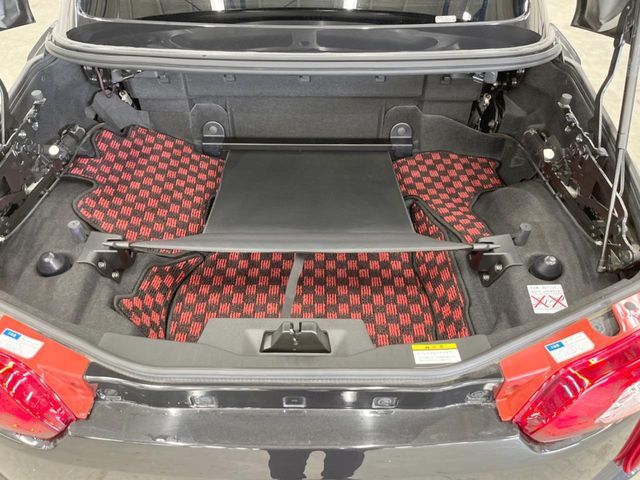 積み下ろしのしやすいデッキにはたっぷりと荷物を積み込んでいただけます。遊びから仕事まで、様々なシーンで頼れます♪