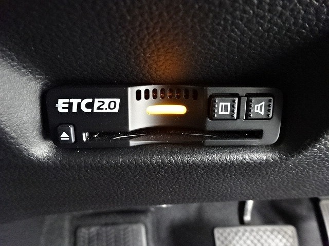 デザインスッキリのビルトイン『ETC』！高速道路の特典はもちろん、キャッシュレスなので料金所では徐行するだけで通過可能です！