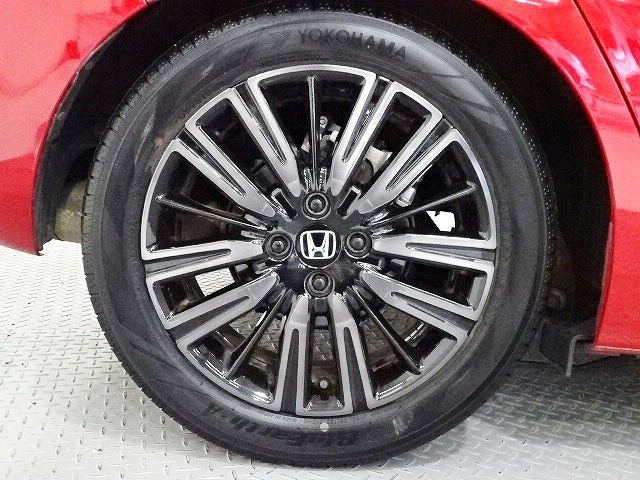 アルミホイールは安心のホンダ純正！車のデザインにもマッチしています。