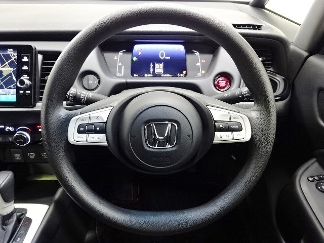 ハンドル左側にはオーディオ操作が出来るオーディオリモートコントロールスイッチ、右側にはHonda SENSINGとオートクルーズコントロールのスイッチを装備！