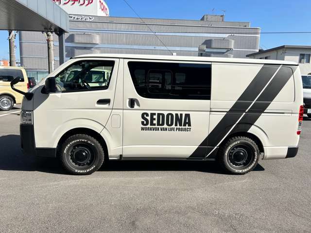 SEDONAのロゴがかっこいいホワイト＆ブラックの外観♪