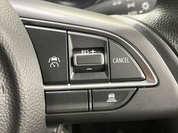 【アダプティブハイビーム】遠くまで明るく照らすハイビームを先行車や対向車に照射しない様、自動で調整！毎回手動で切り替える必要がなく、夜間走行時のストレスも軽減。安全性向上にも寄与します。