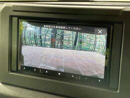 【バックカメラ】駐車時に後方がリアルタイム映像で確認できます。大型商業施設や立体駐車場での駐車時や、夜間のバック時に大活躍！運転スキルに関わらず、今や必須となった装備のひとつです！