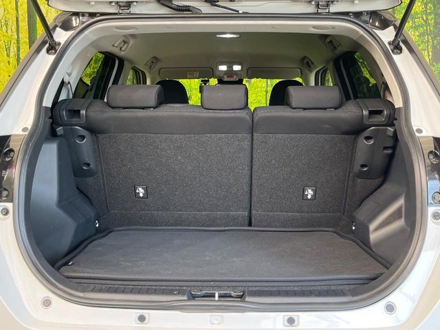 積み下ろしのしやすいデッキにはたっぷりと荷物を積み込んでいただけます。遊びから仕事まで、様々なシーンで頼れます♪