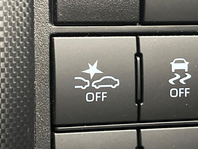 【スマートアシスト】走行中に前方の車両等を認識し、衝突しそうな時は警報とブレーキで衝突回避と被害軽減をアシスト。より安全にドライブをお楽しみいただけます。