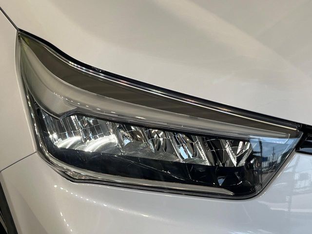 【LEDヘッドライト】悪天候や夜間走行時も良好な視界を確保し安心して運転できる高輝度LEDヘッドライトを装備！点灯速度が早く、消費電力も抑えられています。