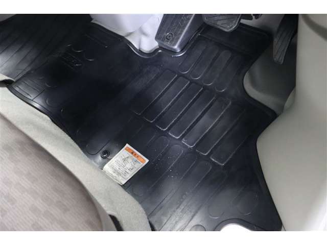フロアマット標準装備。車内を清潔に保ちます。