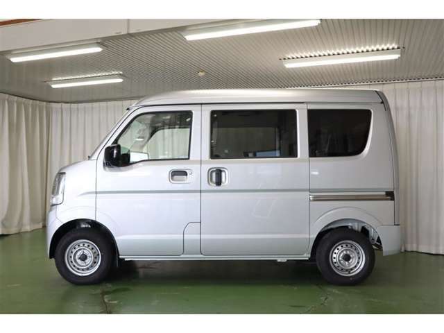 4WDになります。レジャー等、山道でもとっても頼りになる一台ですよ！