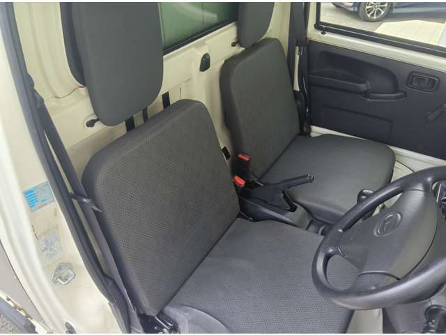 運転席シートは多少の傷よれはありますが、比較的綺麗な車内となります♪