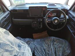 運転席は足元スペースやヘッドクリアランスも十分確保し疲れにくいポジションが取れます