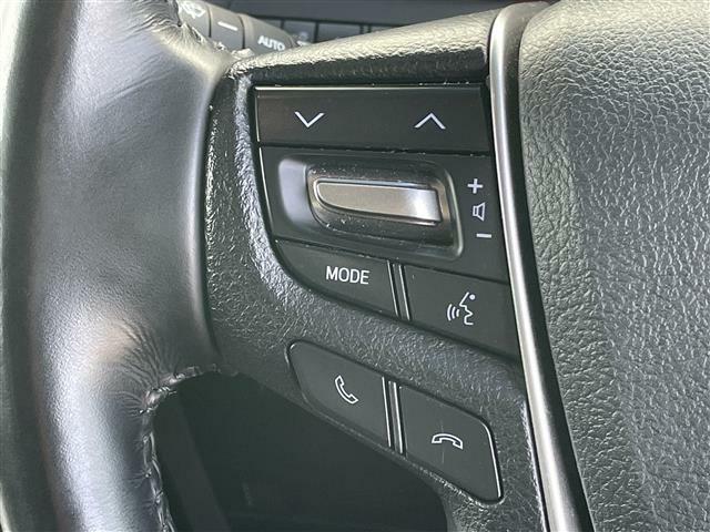 【ステアリングリモコン】運転中でも目線はそのまま、手元のスイッチで安全にオーディオが操作できます。