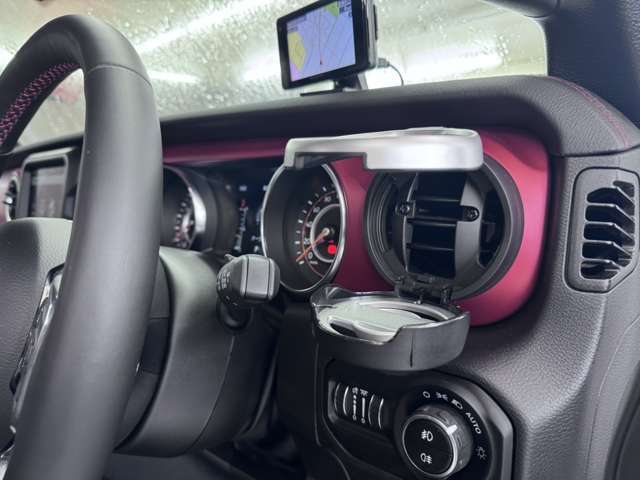 JEEPロゴドリンクホルダー2個取付済