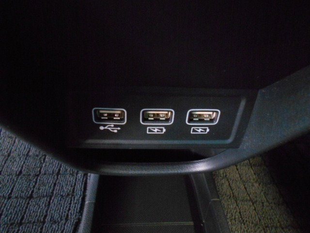 便利な充電用USBジャックも付いています☆