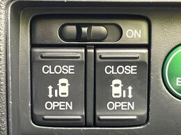 【両側パワースライドドア】スマートキーや運転席のスイッチで後席両側スライドドアの開閉が可能♪電動だから力を入れてドアを開ける必要が無く、小さなお子様でも簡単に開け閉めでき快適です♪