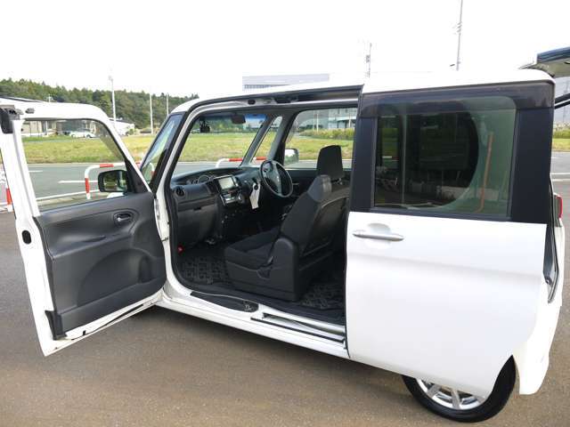 二代目タントからピラーレス設計になっているんです。このおかげで後席の乗り降りや荷物の出し入れも簡単になりました♪