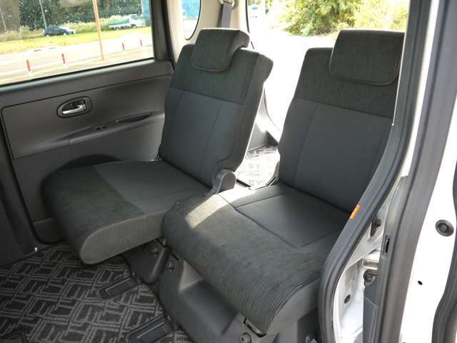 この機能は本当に便利で、前後移動やリクライニングが各座席で出来てしまうんです(^^)そして、後席を一番後ろまで移動すれば大人四人も快適に移動できます