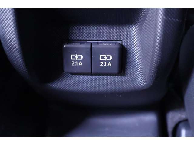 携帯の充電などに便利なUSBポートを装備！車内にあると便利なアイテムのひとつですね