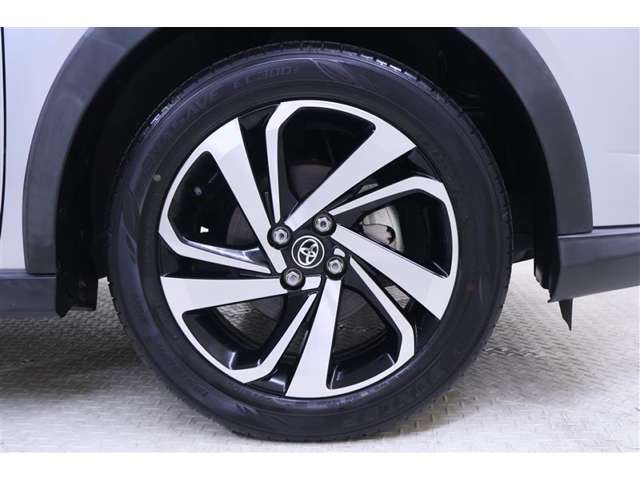 純正のアルミホイール装着。タイヤサイズは195/60R17