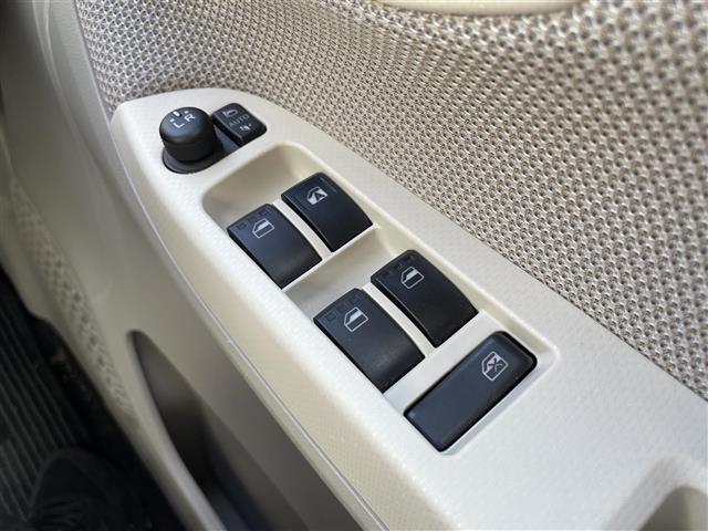 【電動格納ミラー】ドライバーの目線に合わせ、ミラーの上下左右調整が可能です。