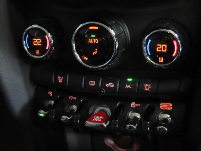 運転席と助手席で温度を変更できます。