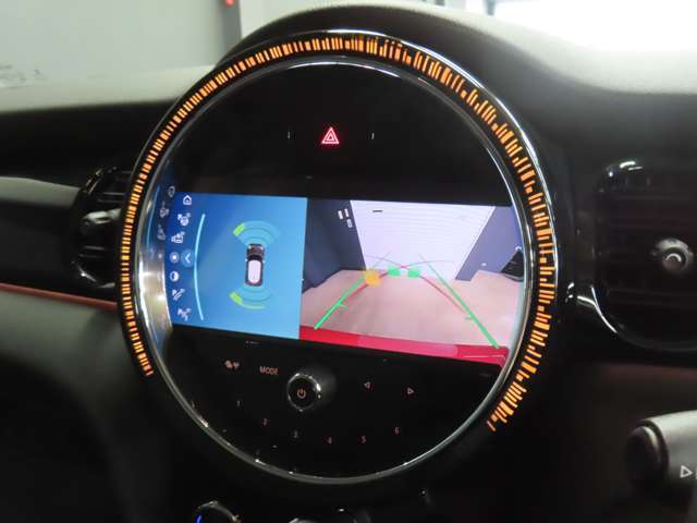 純正バックカメラ装備車両です。バックカメラにて車両後方の映像を映し出し駐車操作をサポートしてくれます。