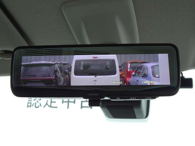 オプションのインテリジェントルームミラー付きです。
